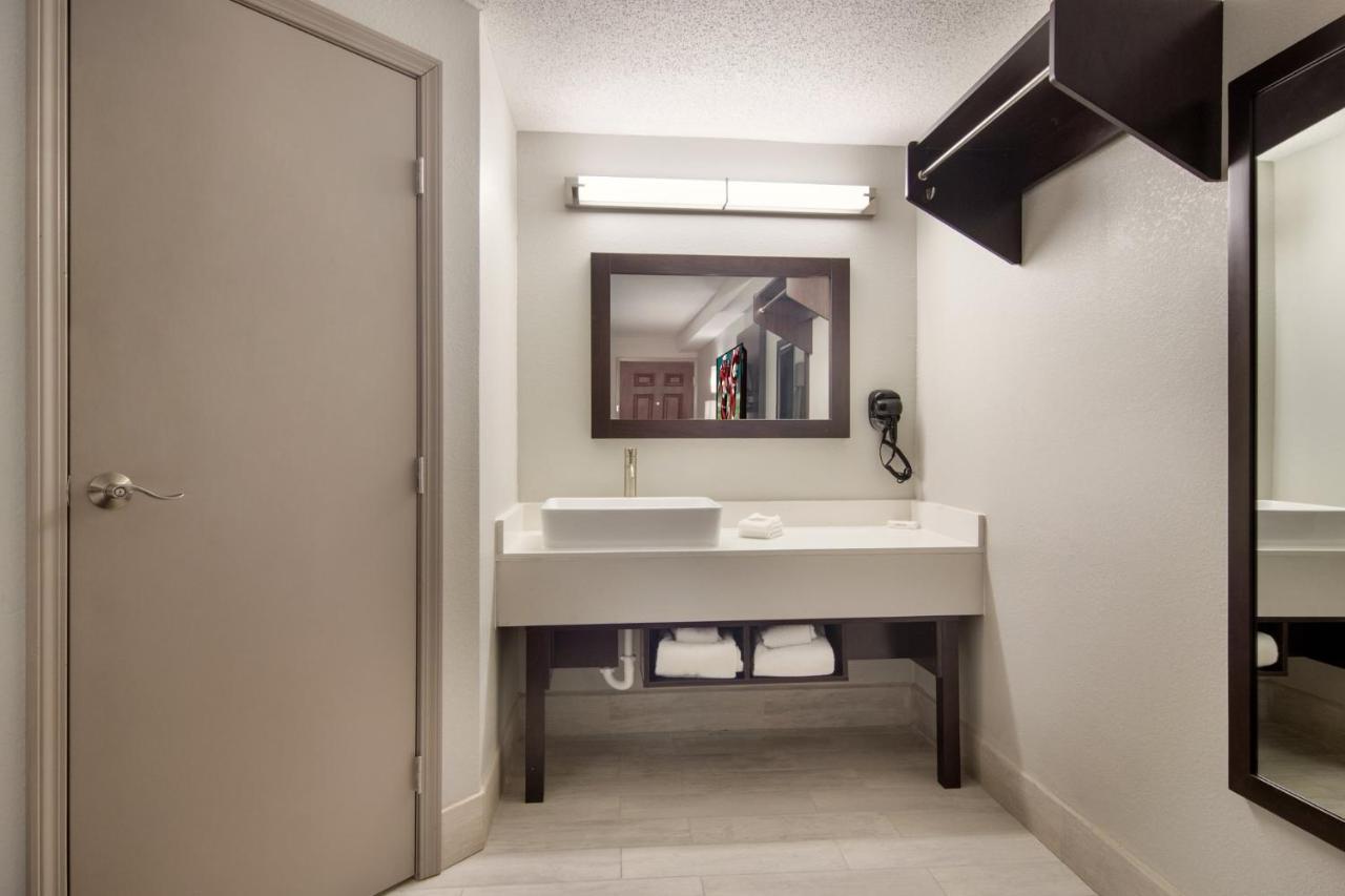 Red Roof Inn Plus & Suites อีรี ภายนอก รูปภาพ